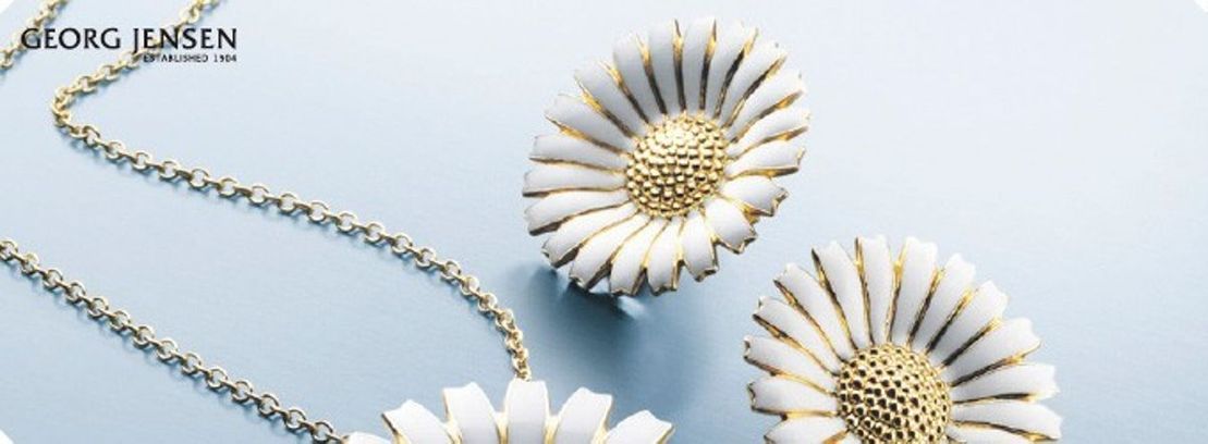 Se vakre smykker fra Georg Jensen. Avbildet er hvit blomst i gull. 